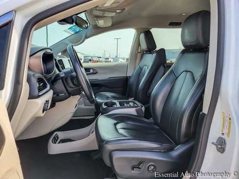 Used 2019 Chrysler Pacifica Touring-L w/ Advanced Safetytec Group image 8