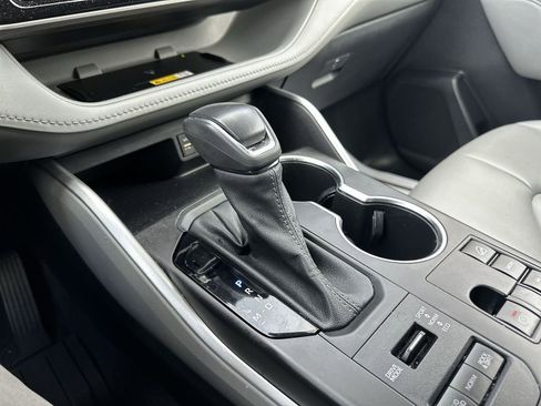 Used 2023 Toyota Highlander XLE image 19