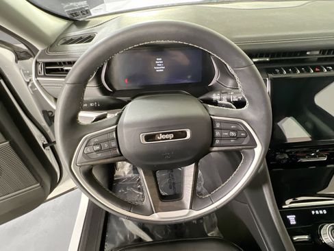 Used 2023 Jeep Grand Cherokee Limited AWD/4WD image 11