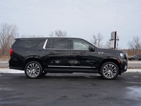 Used 2024 GMC Yukon XL Denali w/ Advanced Technology Package image 2