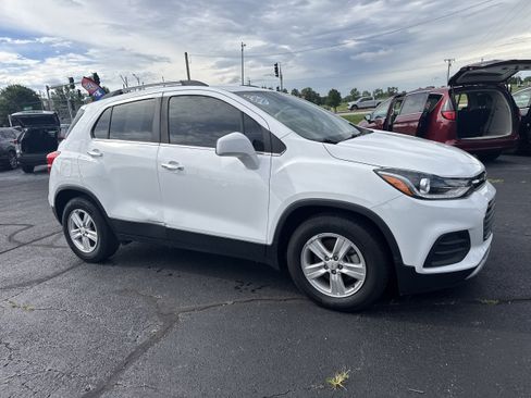 Used 2020 Chevrolet Trax LT w/ LT Convenience Package FWD image 14