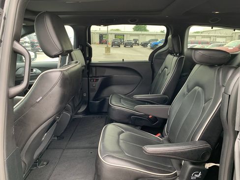 Used 2025 Chrysler Pacifica Limited FWD image 19