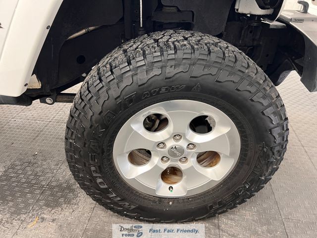 Used 2014 Jeep Wrangler Unlimited Sahara w/ Dual Top Group AWD/4WD image 17