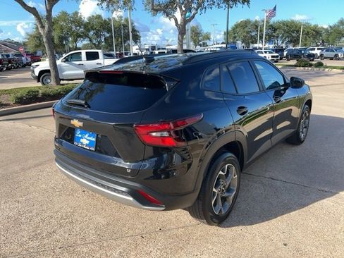 Used 2025 Chevrolet Trax LT w/ LT Convenience Package image 5