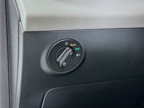 Used 2023 Volkswagen Taos SE image 10