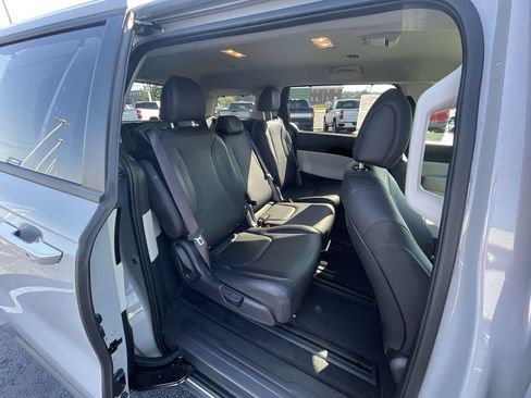 Used 2024 Kia Carnival EX FWD image 26