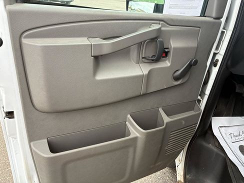 Used 2017 Chevrolet Express 3500 RWD image 8