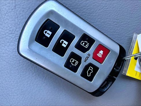 Used 2019 Toyota Sienna XLE image 14