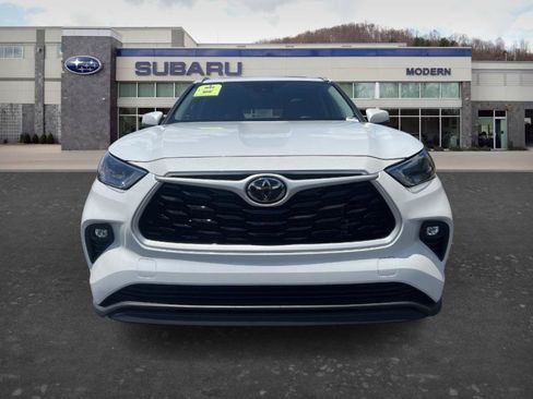 Used 2023 Toyota Highlander XLE AWD/4WD image 2