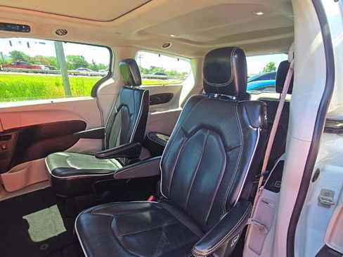 Used 2022 Chrysler Pacifica Limited FWD image 6