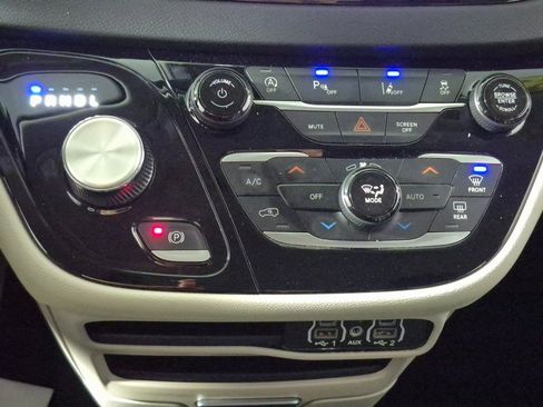 Used 2023 Chrysler Pacifica Touring-L image 17