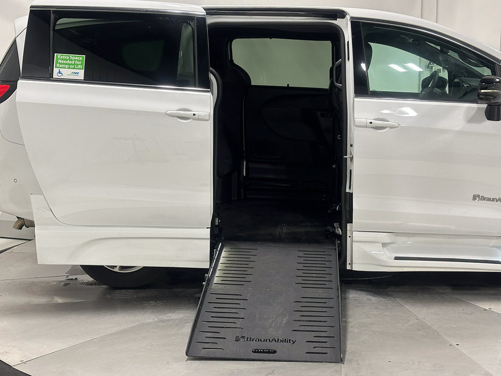 Used 2025 Chrysler Pacifica Select FWD image 24