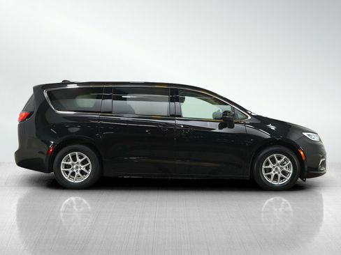 Used 2023 Chrysler Pacifica Touring-L FWD image 6