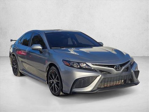 Used 2021 Toyota Camry SE image 3