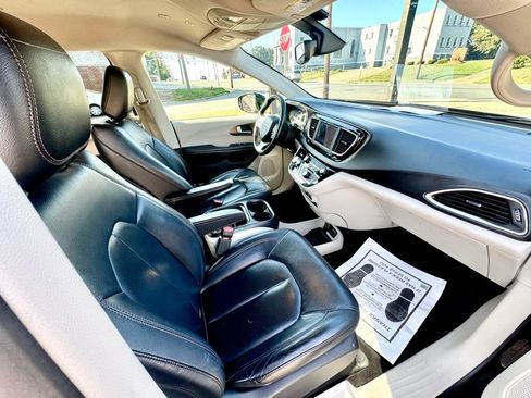 Used 2019 Chrysler Pacifica Touring-L FWD image 11
