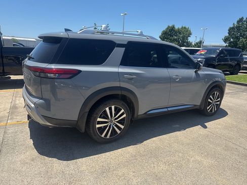 Used 2023 Nissan Pathfinder Platinum FWD image 3