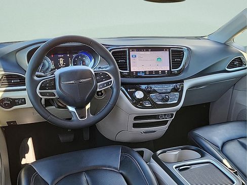 Used 2023 Chrysler Pacifica Touring-L FWD image 15