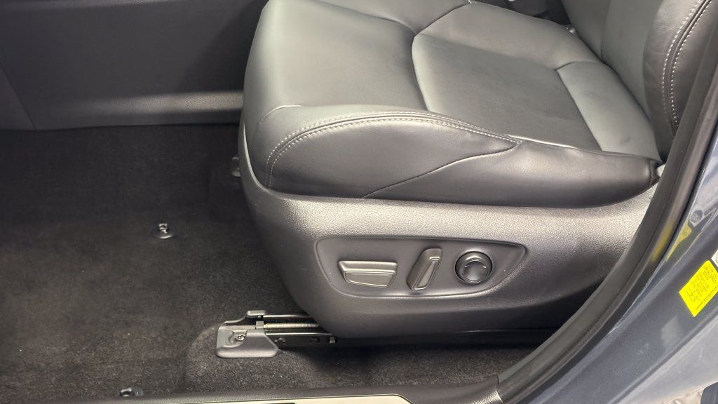 Used 2024 Toyota Venza XLE AWD/4WD image 14