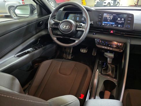 Certified 2025 Hyundai Elantra Sport FWD image 19