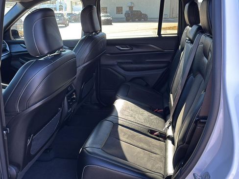 Used 2024 Jeep Grand Cherokee Altitude image 7