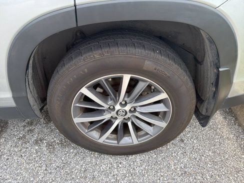 Used 2019 Toyota Highlander XLE AWD/4WD image 17
