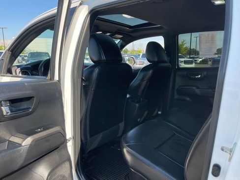 Used 2018 Toyota Tacoma TRD Sport AWD/4WD image 40