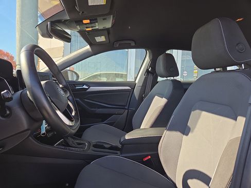 Used 2025 Volkswagen Jetta Sport image 9