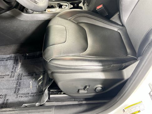 Used 2022 Jeep Cherokee Limited image 17