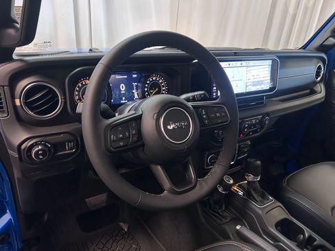 Used 2025 Jeep Gladiator Sport AWD/4WD image 2
