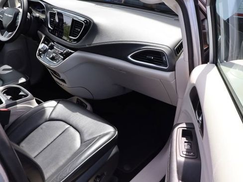 Used 2018 Chrysler Pacifica Limited FWD image 56