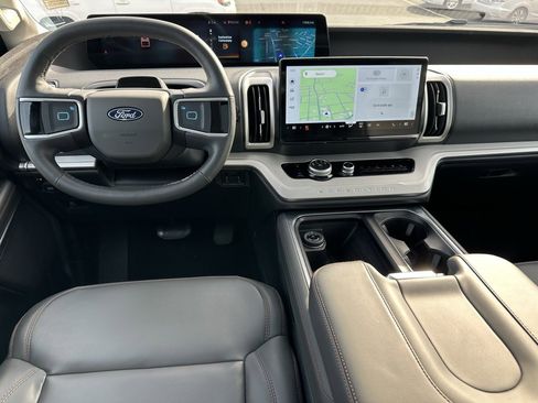 Used 2025 Ford Expedition Active image 4