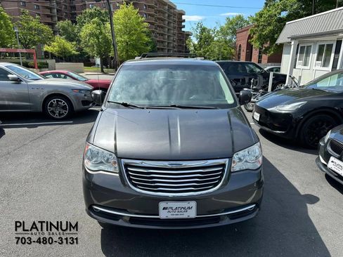Used 2015 Chrysler Town & Country Touring FWD image 4