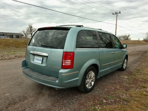 Used 2010 Chrysler Town & Country Limited w/ Entertainment Group #3 image 5