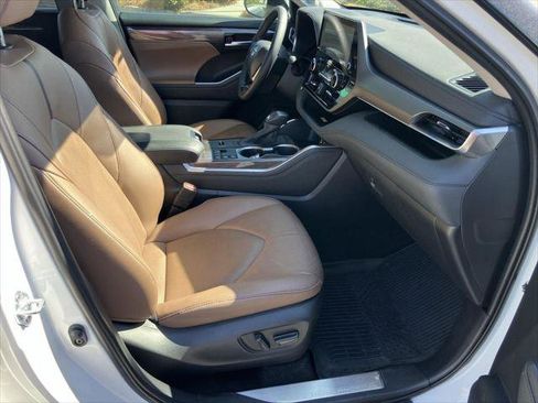 Certified 2025 Toyota Highlander Limited image 38