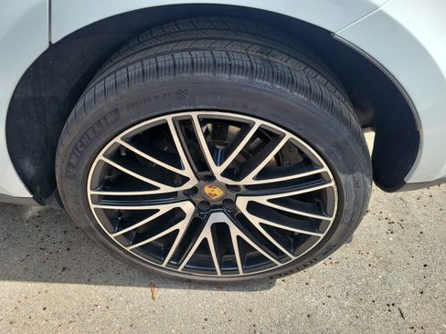 Used 2022 Porsche Macan AWD/4WD image 6