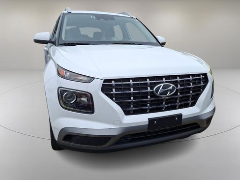 Certified 2025 Hyundai Venue SEL FWD image 3