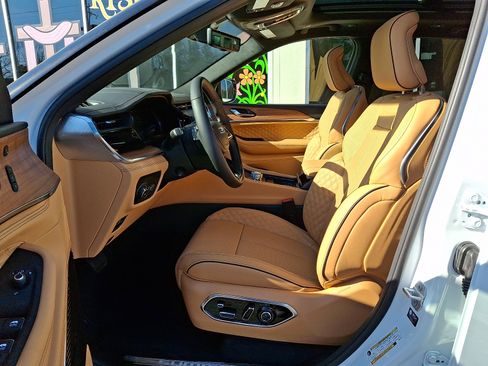 New 2026 Jeep Grand Cherokee Summit image 9