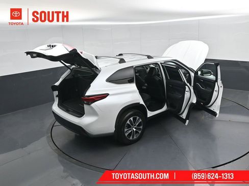 Used 2022 Toyota Highlander XLE image 57