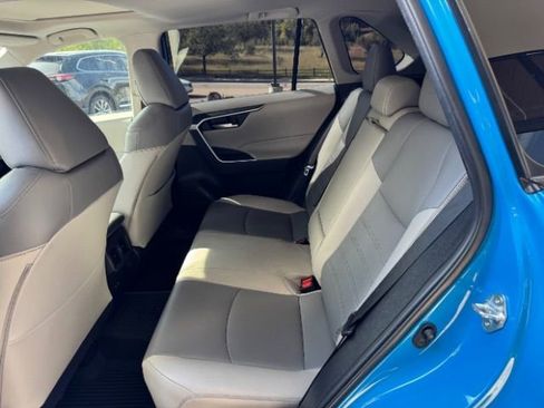 Used 2021 Toyota RAV4 XLE Premium image 14