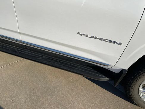 Used 2022 GMC Yukon XL SLT w/ SLT Premium Package AWD/4WD image 5