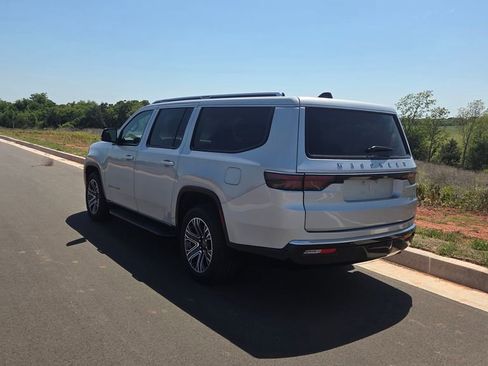 Used 2025 Jeep Wagoneer L Series II w/ 8-pass Seating Package AWD/4WD image 3