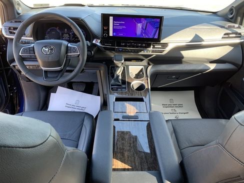 Used 2026 Toyota Sienna Platinum AWD/4WD image 16