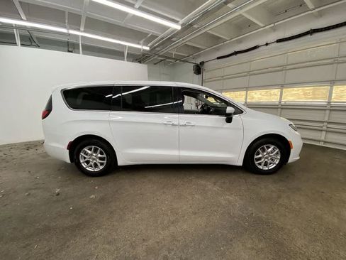 Used 2023 Chrysler Pacifica Touring-L FWD image 7