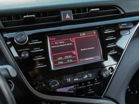 Used 2018 Toyota Camry XLE image 30