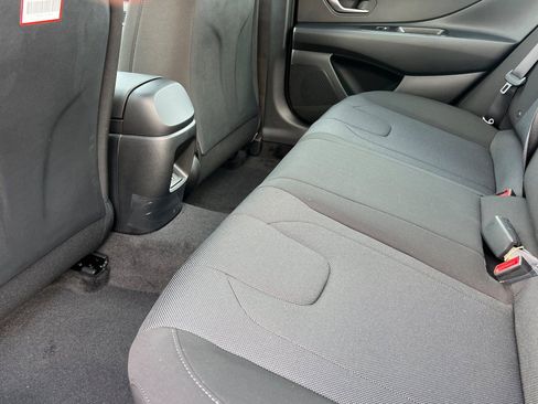 Used 2025 Hyundai Elantra SE image 16