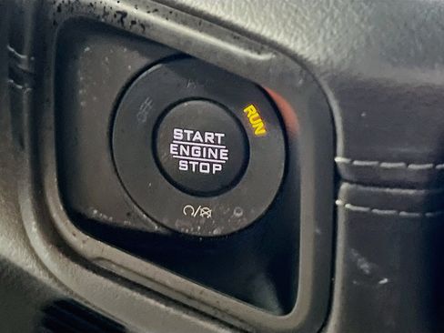 Used 2025 Jeep Gladiator Mojave AWD/4WD image 23