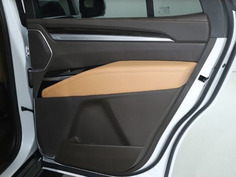Used 2026 Cadillac Escalade Luxury w/ LPO, Floor Liner Package AWD/4WD image 36