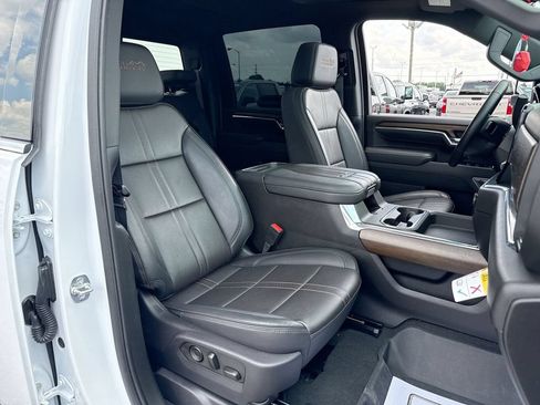 Used 2025 Chevrolet Silverado 3500 High Country w/ High Country Premium Package AWD/4WD image 25