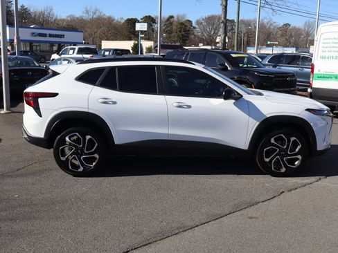 Certified 2024 Chevrolet Trax RS w/ Driver Confidence Package image 11