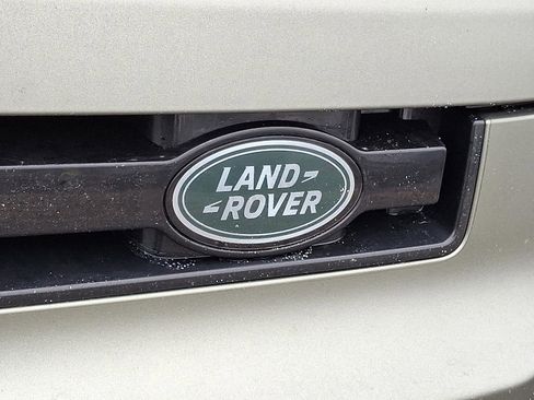 Used 2025 Land Rover Defender 110 X-Dynamic SE image 9